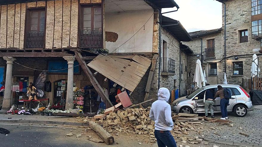 Dos personas auxilian a las mujeres accidentadas instantes después de la colisión. | A. S.