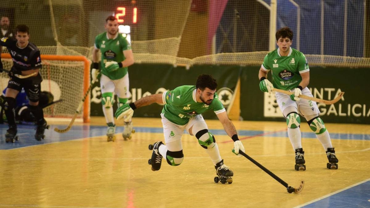 Bruno Saavedra conduce la bola frente al Calafell.