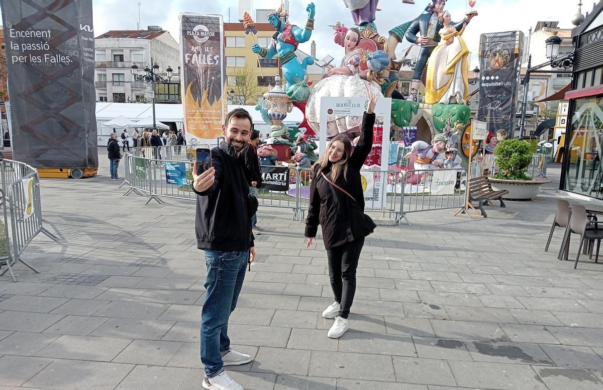 Los creadores de contenido, delante de la Falla Prado de Gandia, el día de Sant Josep