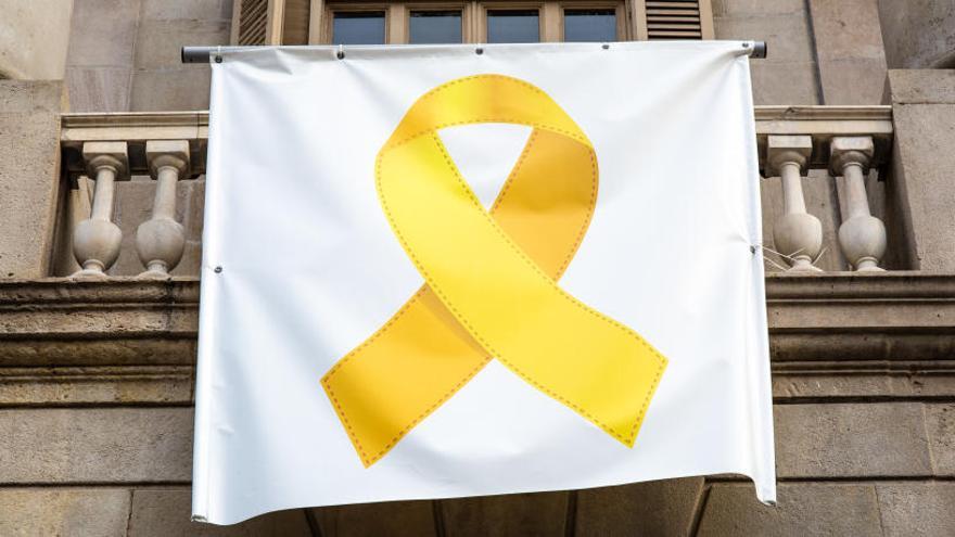 El Ayuntamiento de Barcelona retira el lazo amarillo.