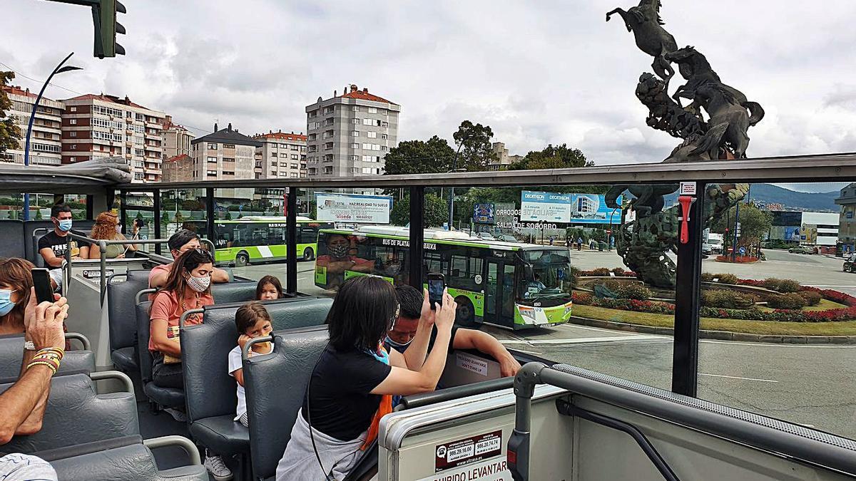 Visitantes en el bus turístico de Vigo. |   // MARTA G. BREA