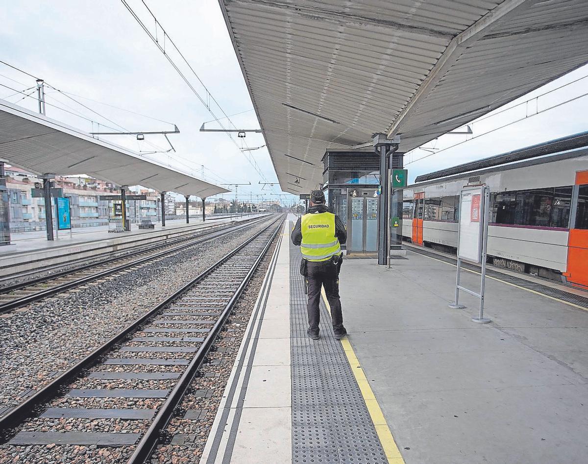 Les andanes de l’estació de Renfe a Girona, buides, a meitats del mes de gener.
