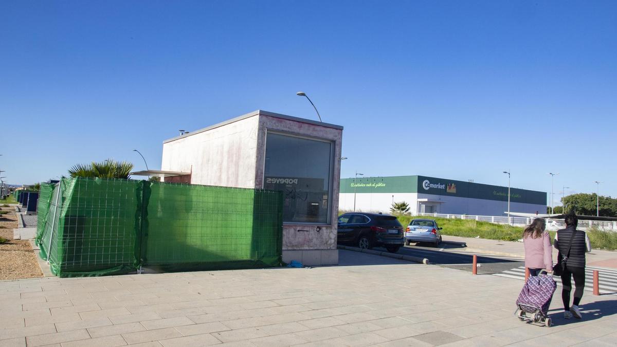 Una de las casetas, vallada mientras se sustituyen las barandillas destrozadas.