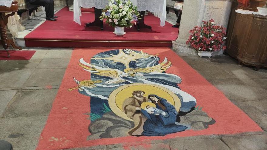 La alfombra en el interior de la iglesia románica de San Martiño, en Moaña.   | // GONZALO NÚÑEZ