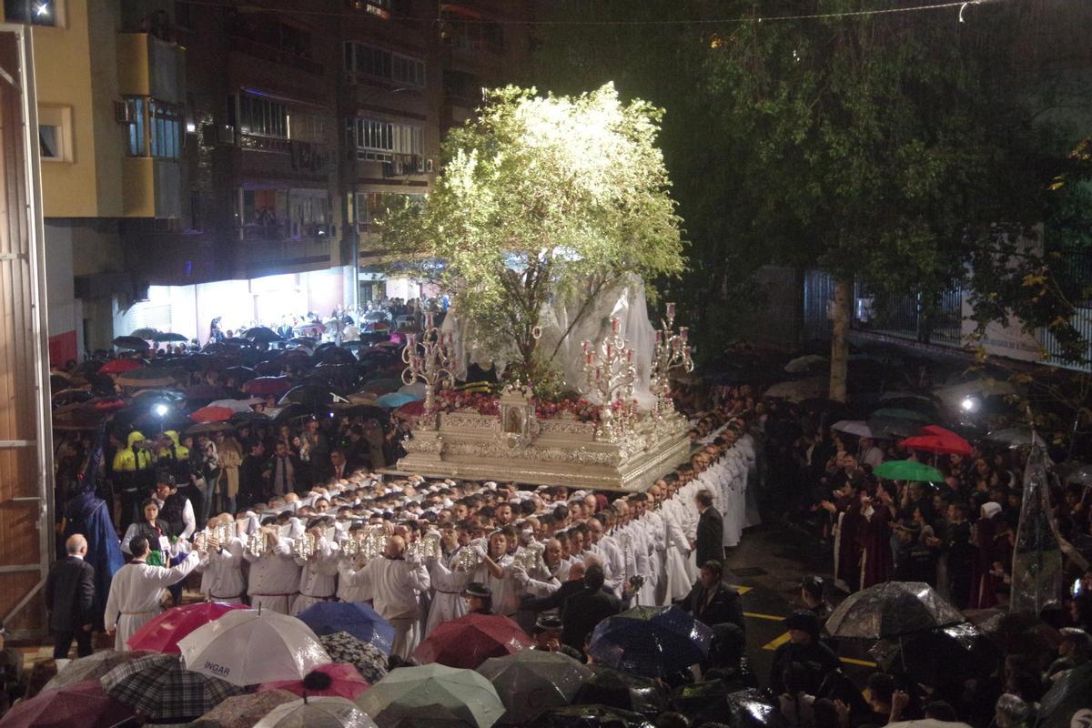 Jesús del Prendimiento maniobrando para encerrarse en la casa hermandad bajo la lluvia.