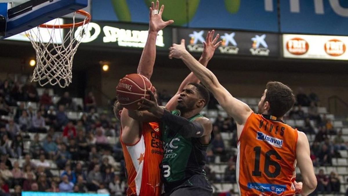 El verdinegro Brandon Paul entra a canasta entre Vives y Sikma