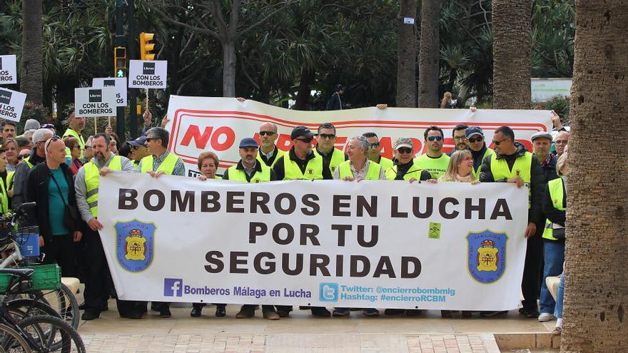 Nueva protesta de los bomberos ayer a las puertas del Ayuntamiento de Málaga.