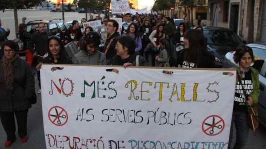 Imagen de la cabecera de la manifestación que recorrió ayer el centro de Onil.