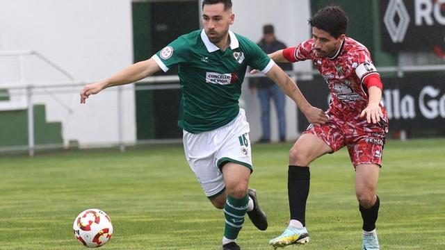 David Añón, perseguido por un jugador del Guijuelo en el partido de ayer disputado en el campo de O Vao. |  José Lores