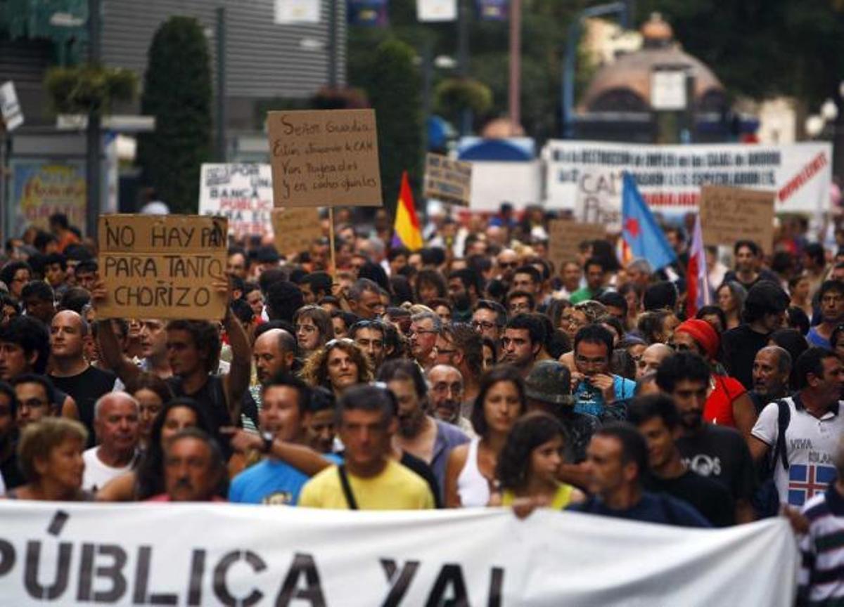 Un instante de la manifestación que se celebró en la tarde de ayer por el centro de Alicante en contra de la venta de Caja Mediterráneo.