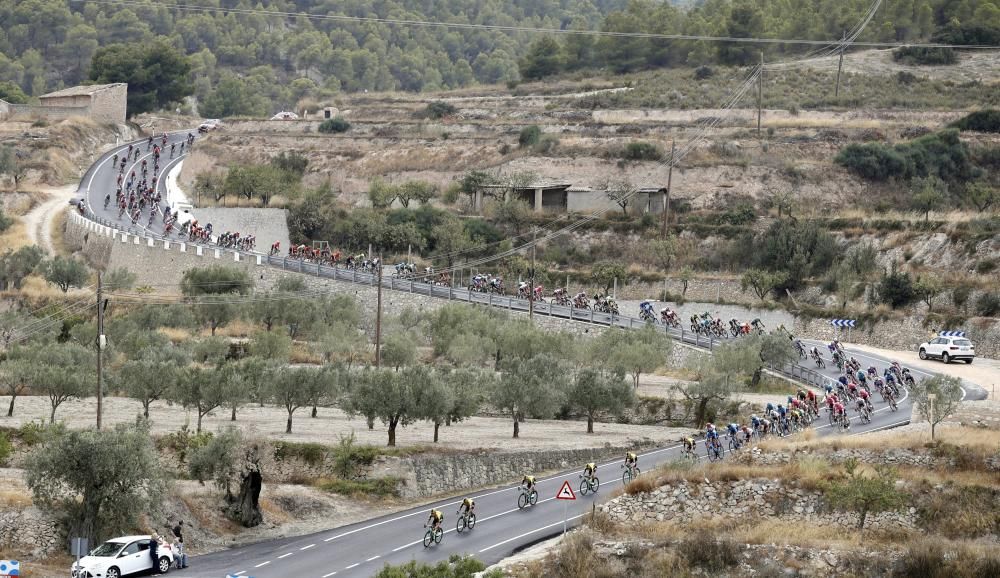 Sam Bennett gana la tercera etapa de la Vuelta.