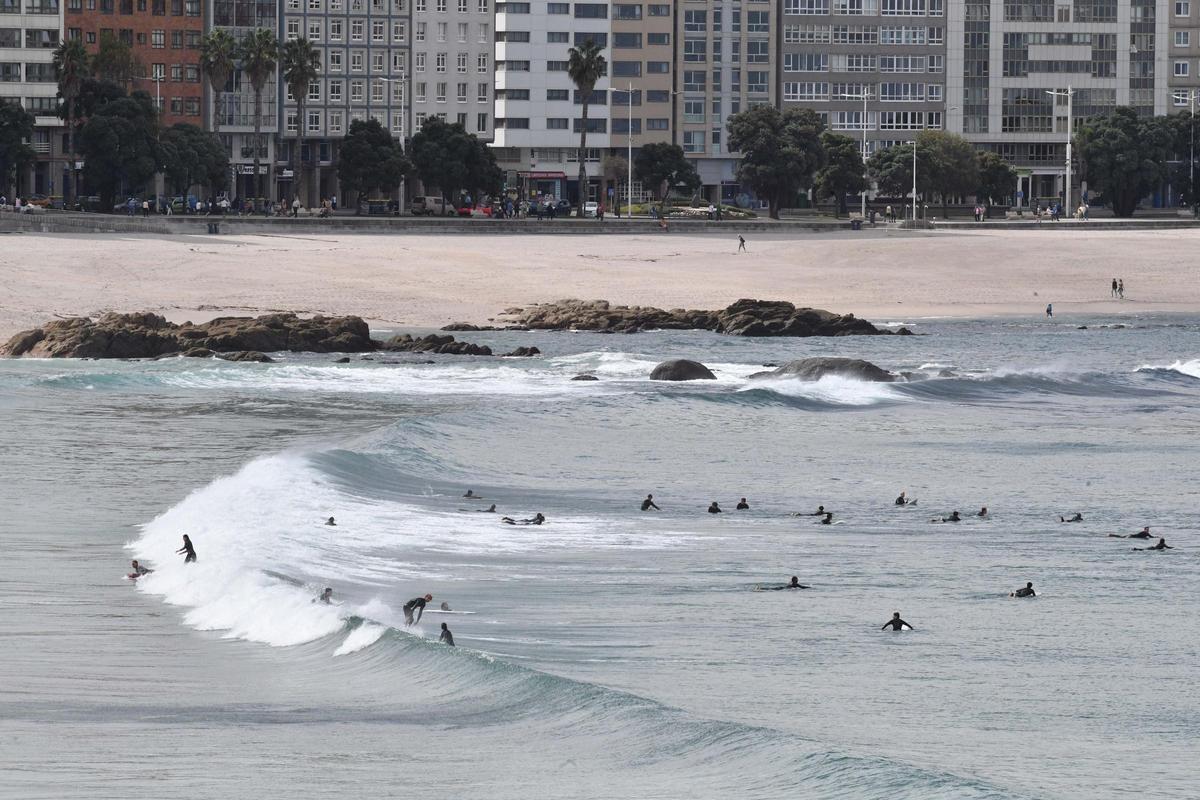 El oleaje en el Orzán anima a los surfistas de A Coruña a subirse a las tablas El oleaje en el Orzán anima a los surfistas de A Coruña a subirse a las tablas