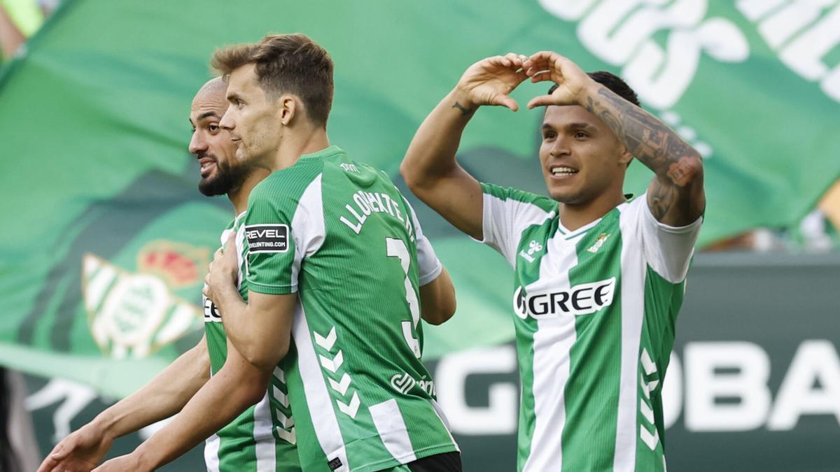 Cucho Hernández celebra con el equipo su gol en el partido frente al Oviedo