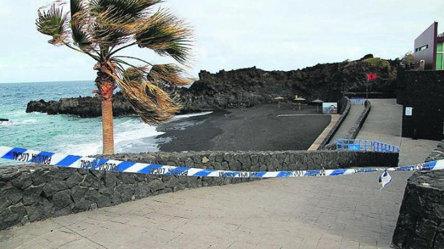 La Playa de Los Cancajos, precintada.