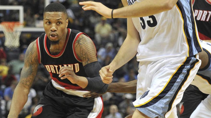 Lillard entra a canasta frente a Marc Gasol.