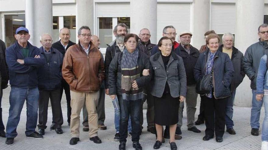 Grupo de vecinos que acudieron al juicio de los montes en Pontevedra. //Santos Álvarez