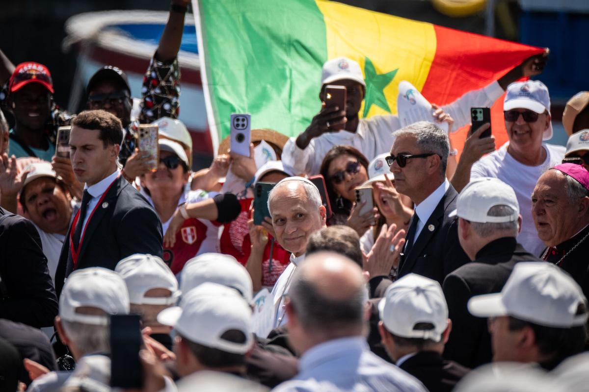 El papa saluda en Arguineguín al público, compuesto por migrantes y personas que trabajan en la atención a los migrantes.