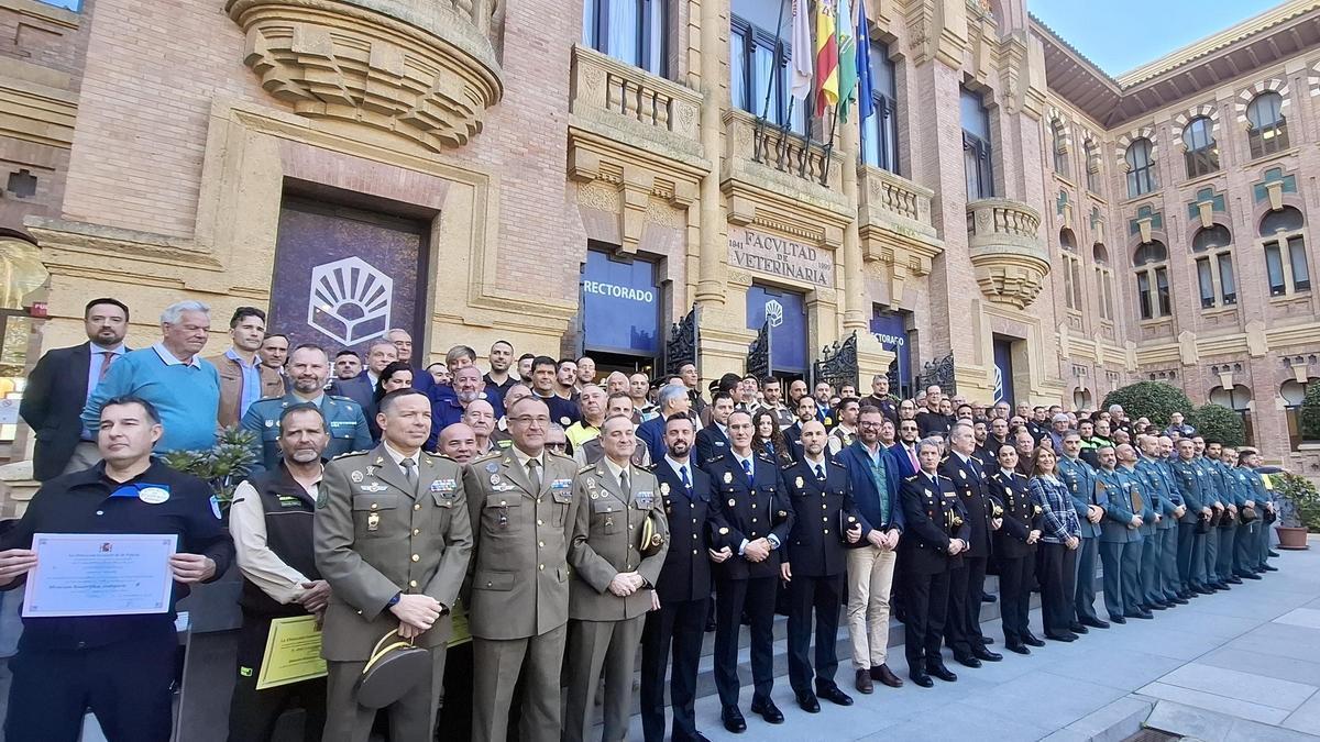 Foto de familia de las autoridades y los profesionales de la seguridad privada, este lunes.