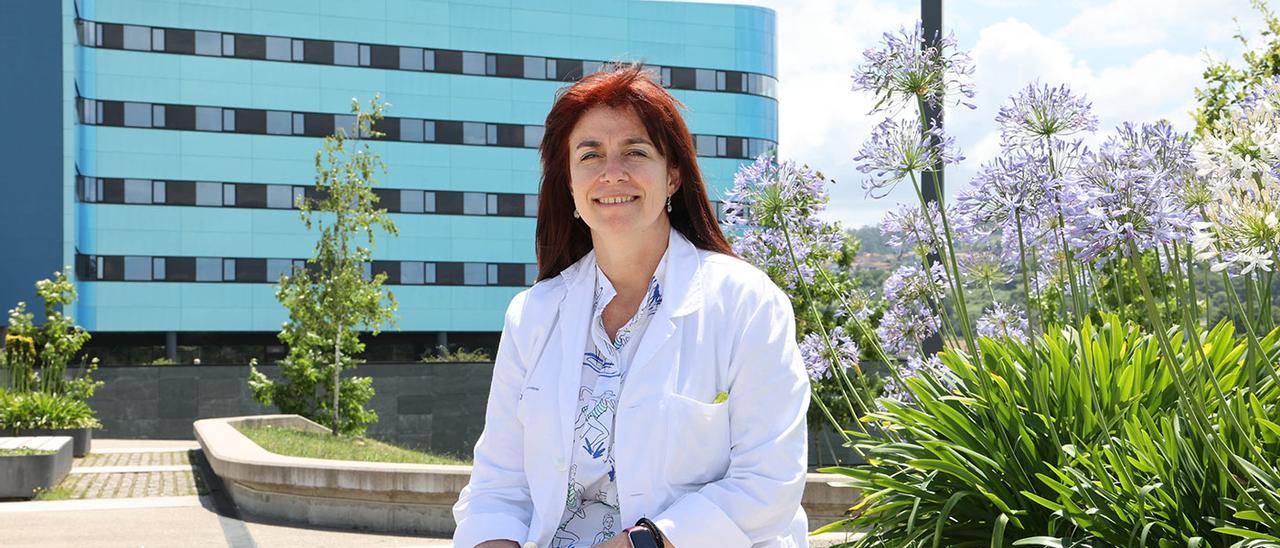 La doctora Raquel Sánchez, en el exterior del Hospotal Álvaro Cunqueiro de Vigo