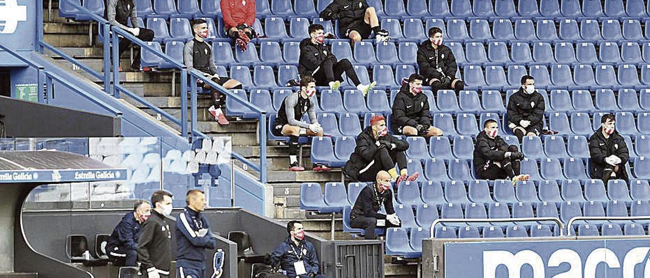 Los suplentes del Sporting, en la grada de Riazor, el pasado domingo, ante el Deportivo de La Coruña.