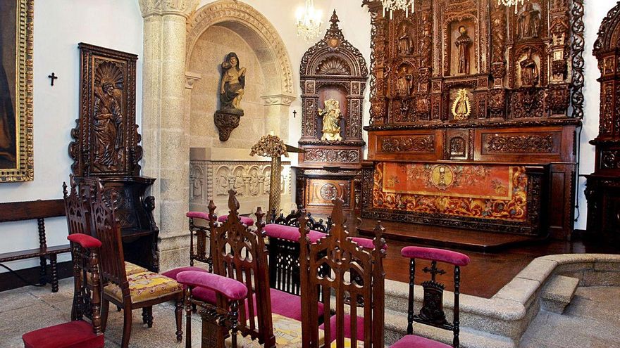La capilla del pazo, con el retablo al fondo y las sillas bordadas por Pardo Bazán y sus hijas. | // LA OPINIÓN