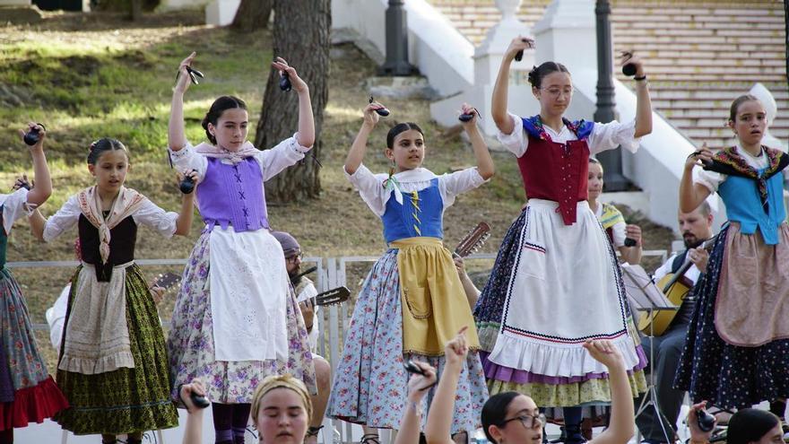 Las purisimeras de Vila-real retoman con júbilo su festival de danzas