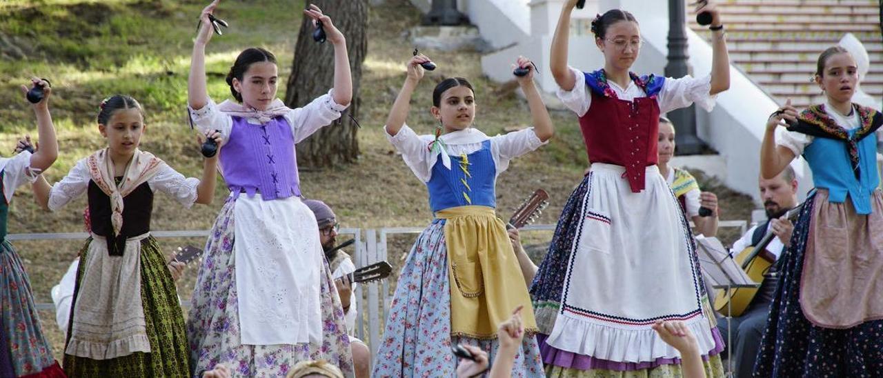 El Grup de Danses La Puríssima ejerció como anfitrión en el Termet.