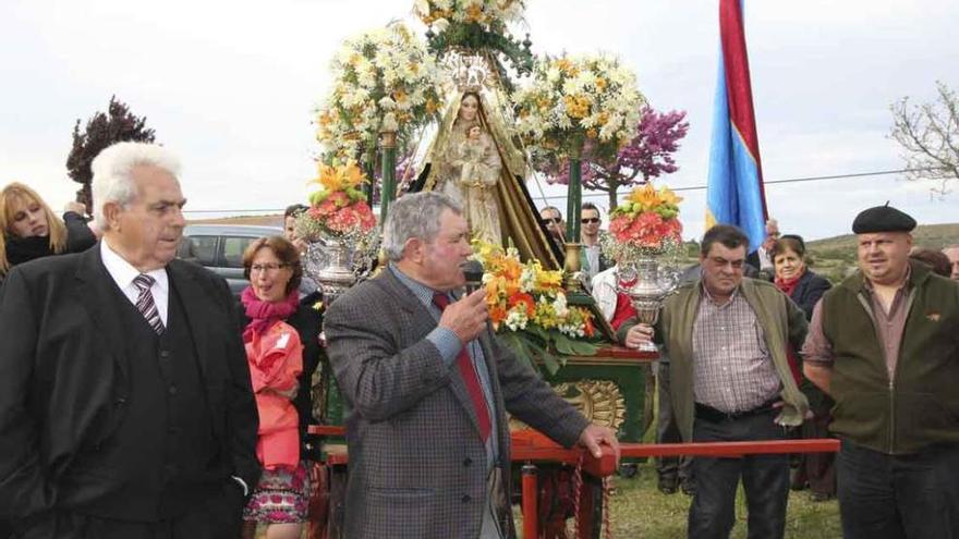 Vecinos de Losacio portan en andas a la Virgen del Puerto.