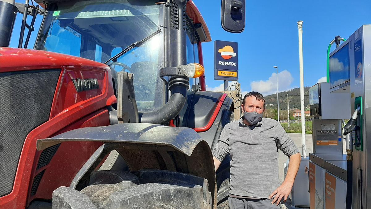 Javier Llana, con el tractor con el que trabaja en Posada de Llanera.