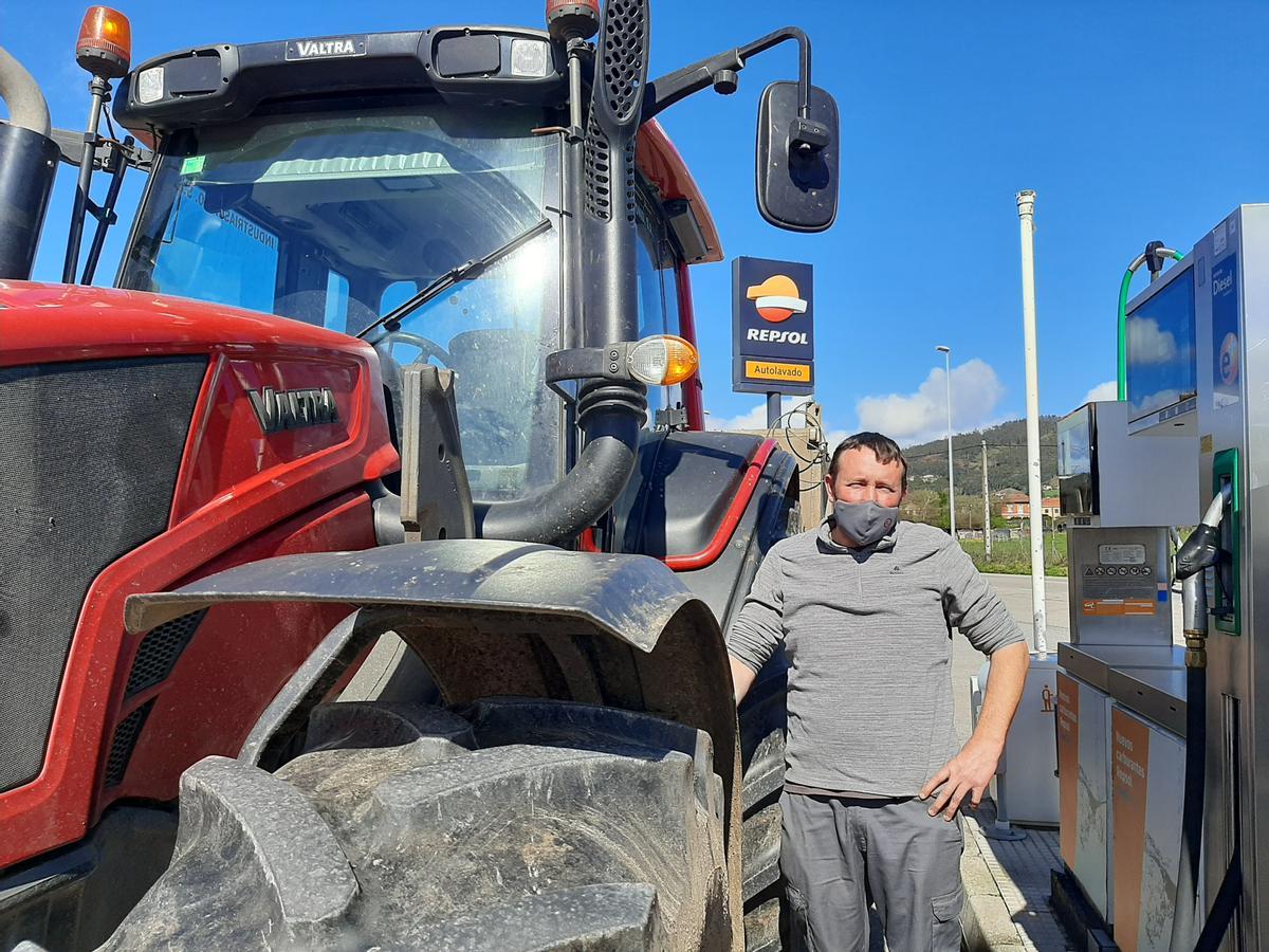 Javier Llana, con el tractor con el que trabaja en Posada de Llanera.