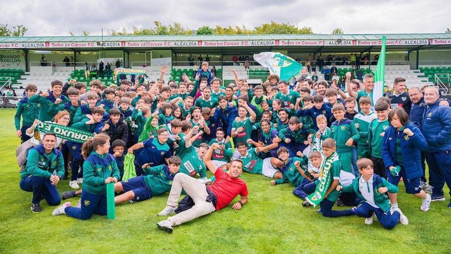Se desata la euforia en O Vao tras la clasificación del Coruxo para los play off de ascenso