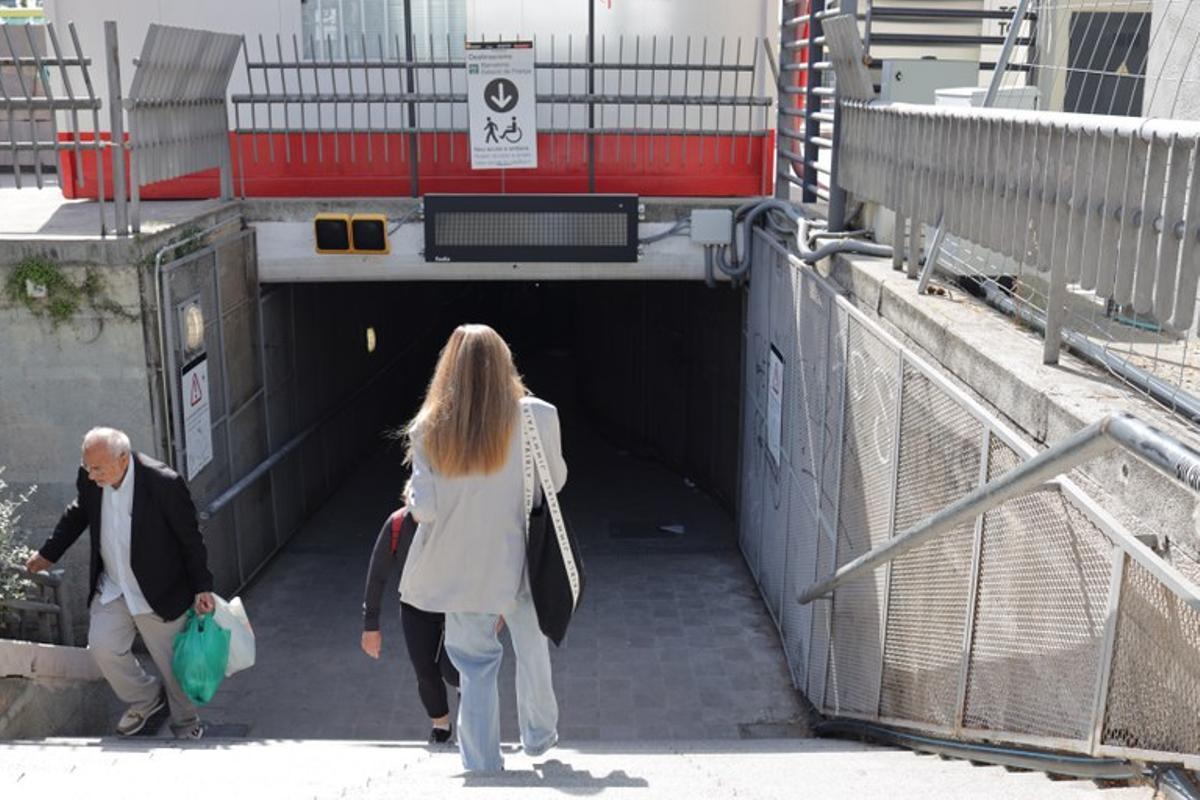 Paso inferior de la estación de Renfe de Castelldefels.