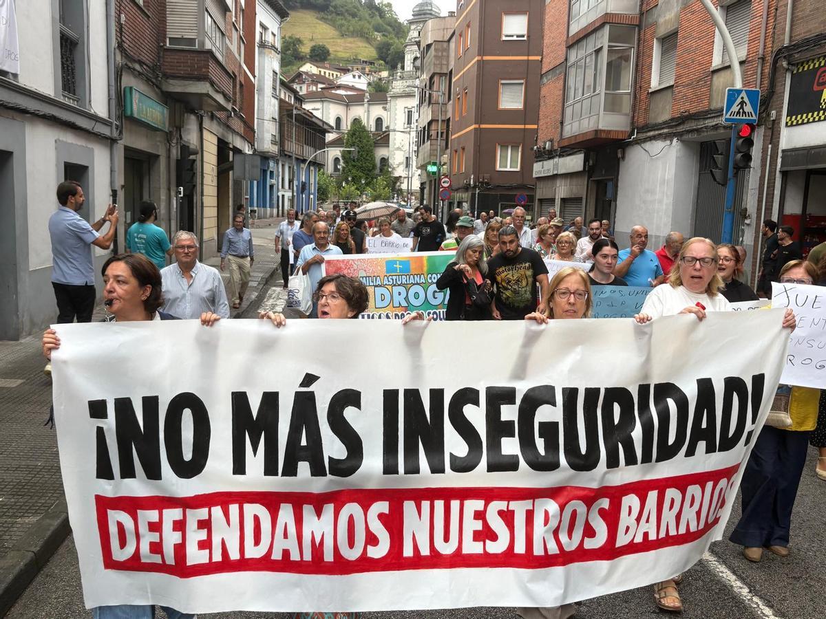 Manifestación contra la presencia de narcopisos en Mieres
