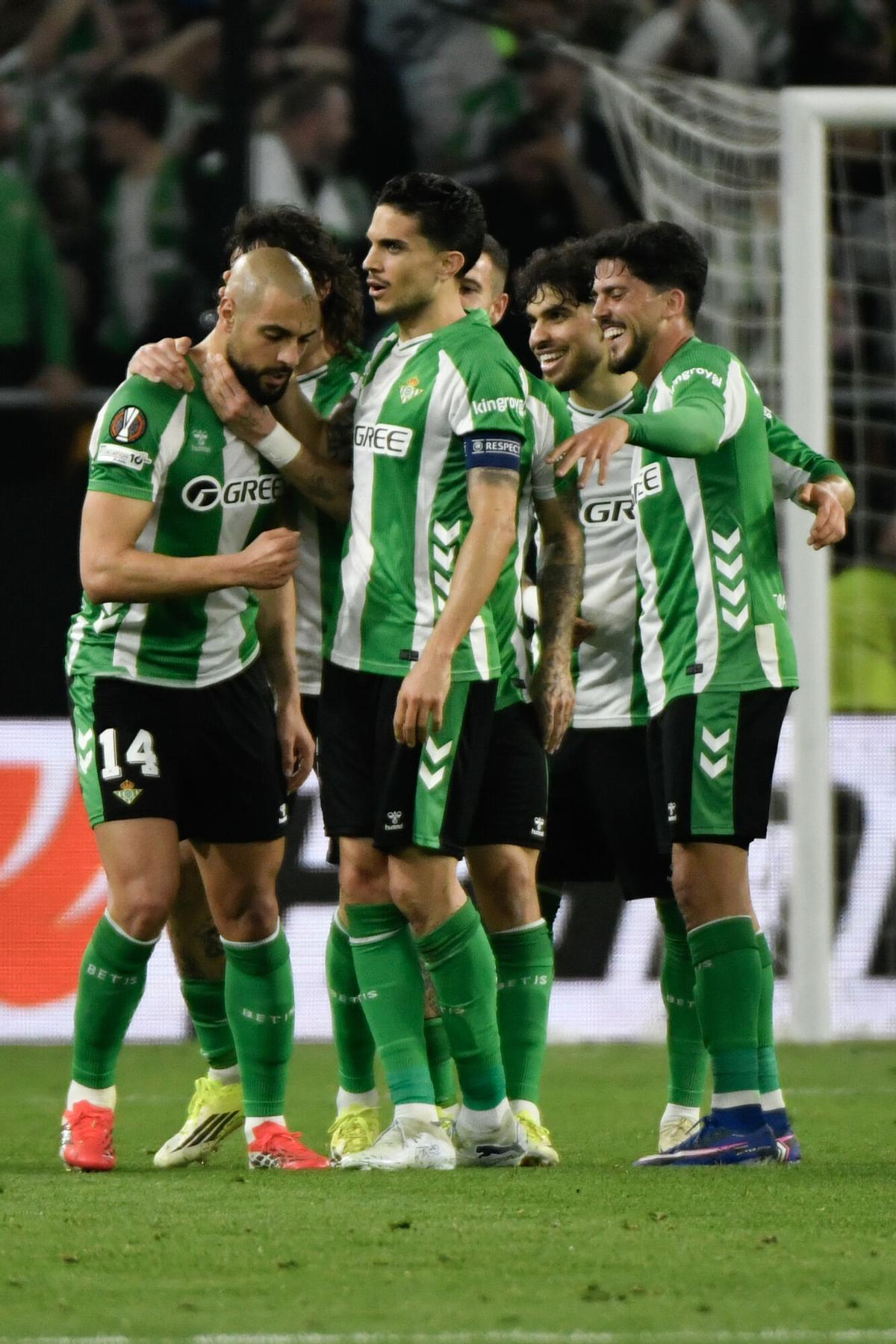 El centrocampista del Betis Sofyan Amrabat (i) celebra con sus compañeros.