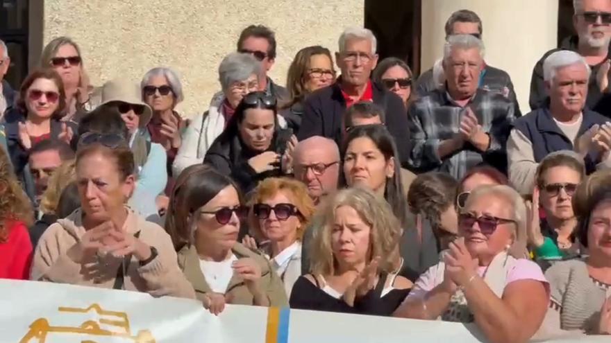 Un centenar de vecinos se concentra por el asesinato de una mujer en Rincón de la Victoria