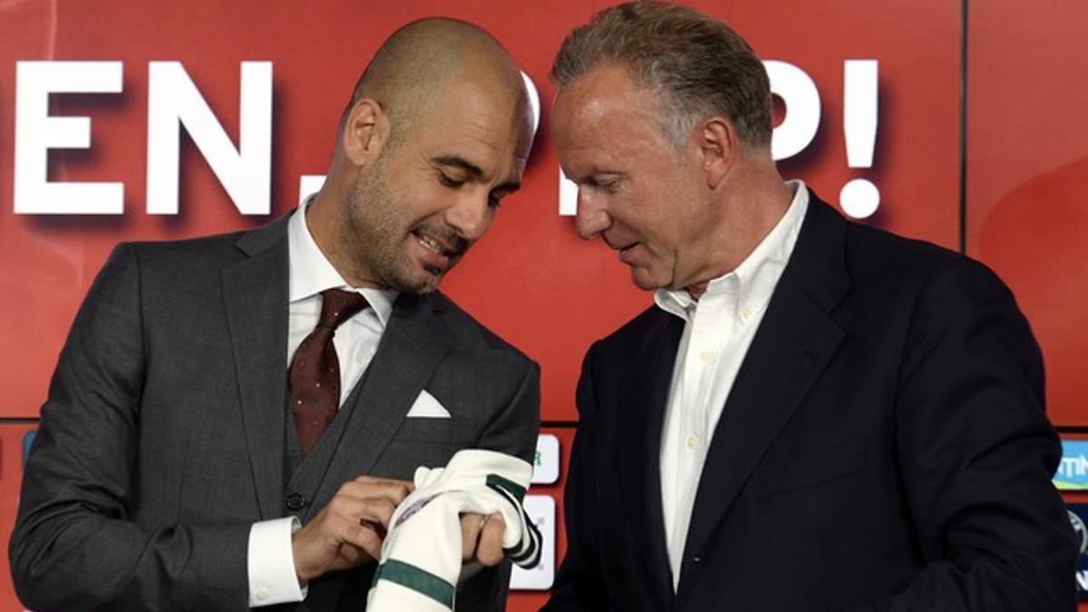 Guardiola habla con Rummenigge el 24 de junio del año pasado, durante su presentación como entrenador del equipo alemán.