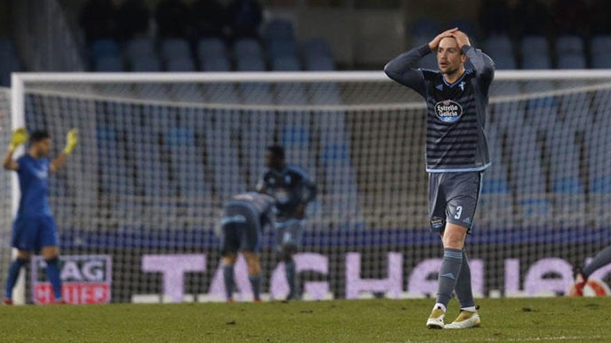 Fontás se lamenta por una ocasión fallada del Celta. // EFE