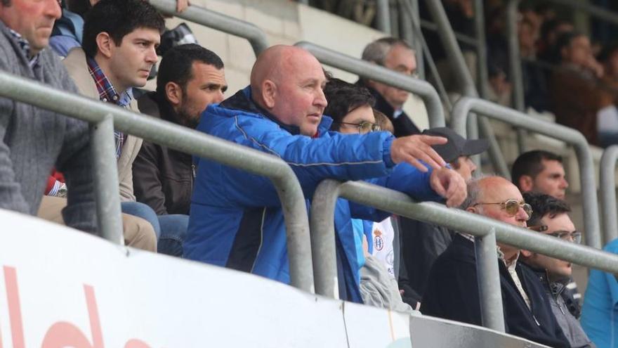 John Clarkson, en las gradas del Suárez Puerta, en el partido ante el Tropezón. ricardo solís