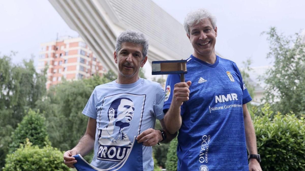 Por la izquierda, Luis Secades, con su peto de recogepelotas, y Javier Gonzalvo, con la carraca que lanzaron en el partido del ascenso del Oviedo en 1988, en el lugar donde estaba el viejo Tartiere. | MARIO CANTELI