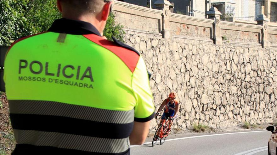 Un Mosso en un control policial al Garraf | ACN