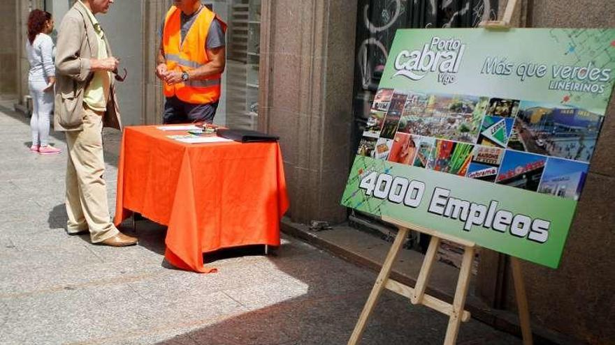 Recogida de firmas, ayer en la calle Príncipe. // María R. Arias