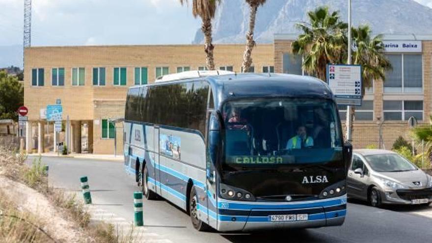 Uno de los autobuses que circula por la comarca.