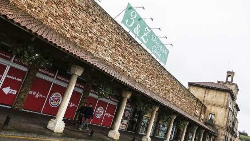 La esquina del centro comercial Parque Astur donde ha iniciado obras para abrir una tienda la multinacional Decathlon.