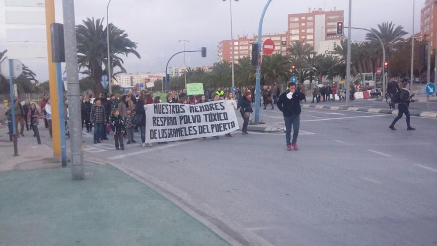 Pavón participa en una manifestación que luce pancartas contra Echávarri