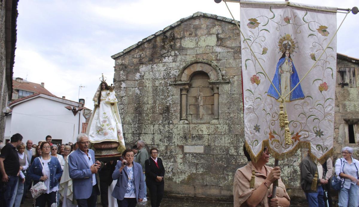 A procesión percorre o Camiño de Inverno ata o cruceiro. |