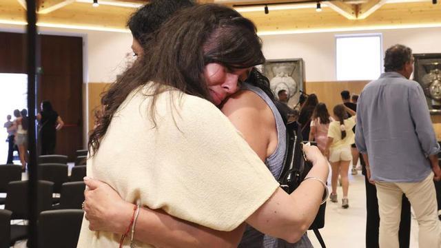 Dos personas se abrazan muy emocionadas después de haber sido elegidas en el sorteo. | J.A. RIERA