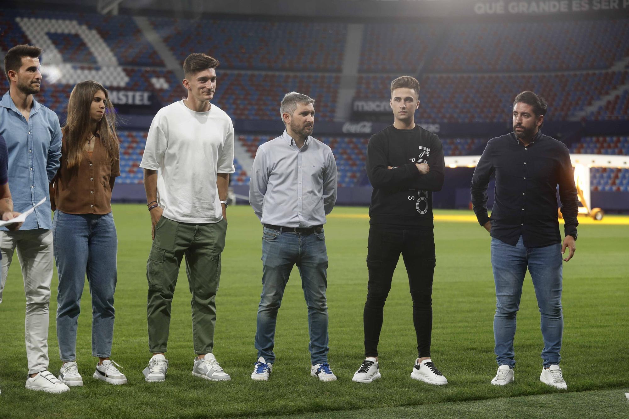 El Levante UD Iza la bandera con las peñas levantinistas