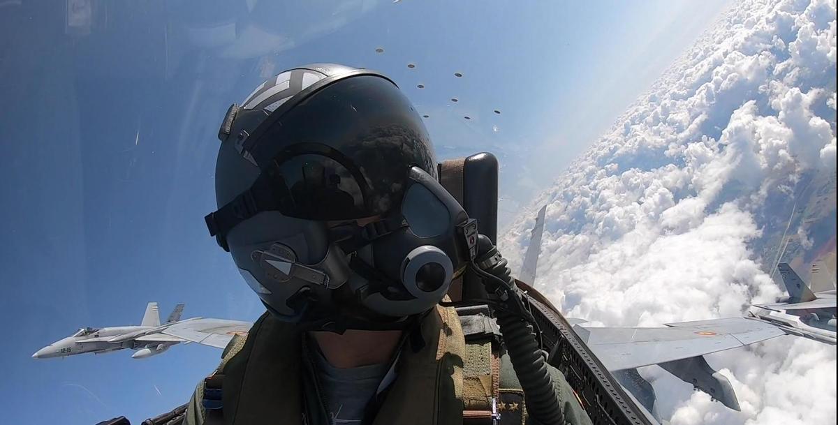 El piloto de un caza F 18 español, durante una misión de policía aérea en el Báltico.