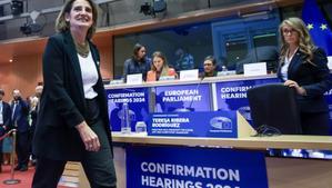 Brussels (Belgium), 12/11/2024.- European Commissions Executive Vice-President-designate for Clean, Just and Competitive Transition, Teresa Ribera (L), walks to attend her confirmation hearing before the European Parliament committees in Brussels, Belgium, 12 November 2024. (Bélgica, Bruselas) EFE/EPA/OLIVIER HOSLET