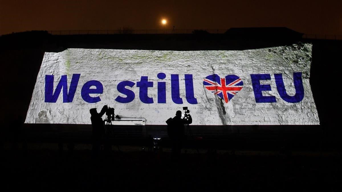 El mensaje 'Aún amamos a la UE' aparece proyectado en los acantilados de Ramsgate, en el sur de Inglaterra.